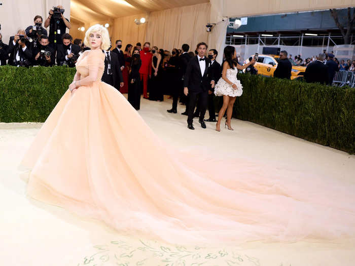 Billie Eilish channeled old Hollywood glamour in Oscar de la Renta at the Met Gala.