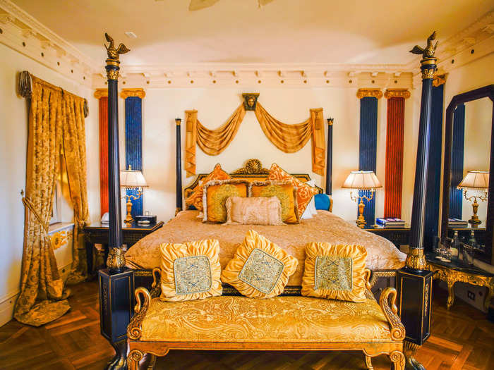 A four-poster king-size bed topped with swans was the centerpiece. The bed was soft, but firm - the perfect combination, in my opinion. I knew I would get a good night