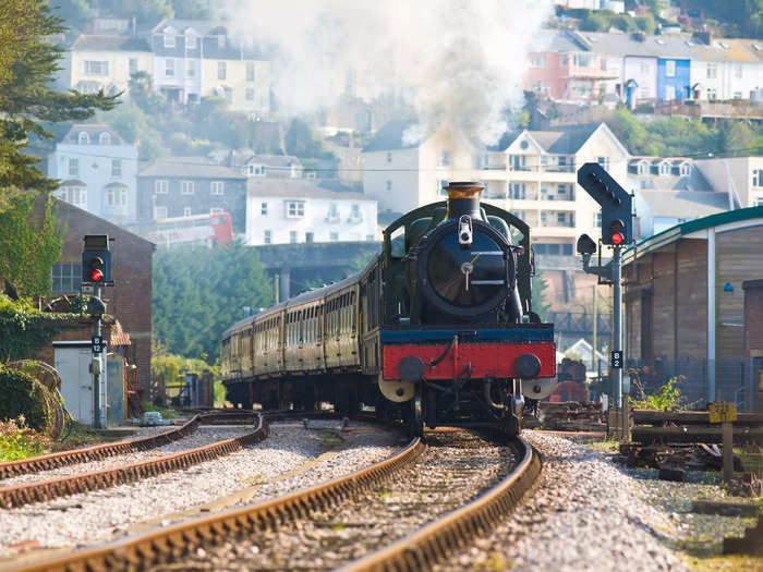 One day, I took a steam train from a small town called Paignton to Kingswear, a village with a harbor.