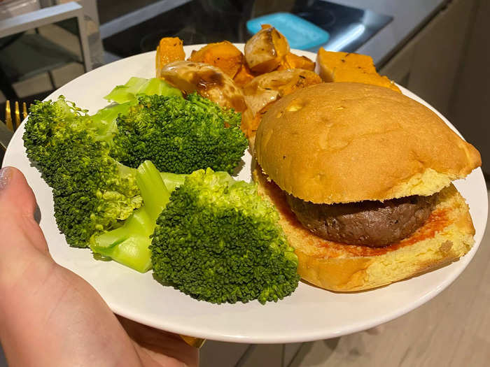 Beef burger, butternut squash, and broccoli (27g)