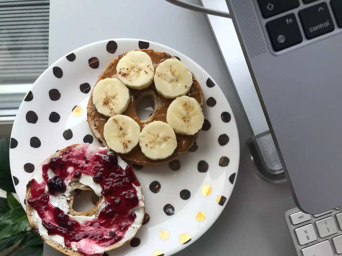 Bagel with yogurt and fruit (7g)