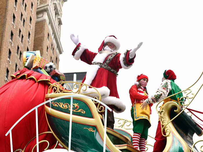 2020: Santa and his elves wore face masks to the parade to prevent the spread of the coronavirus.