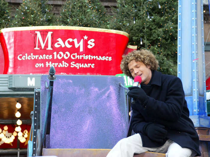 2002: Justin Guarini, the runner-up of season one of "American Idol," crooned a Christmas song.