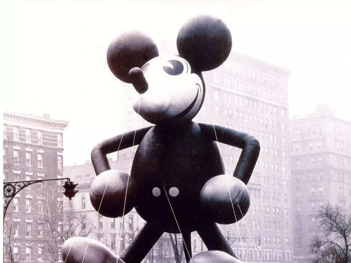 1930s: Walt Disney helped design the first Mickey Mouse balloon.