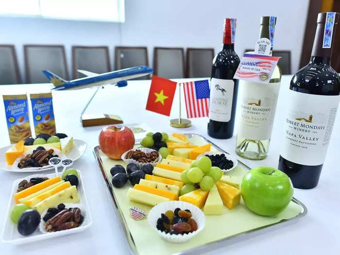 Onboard, passengers were treated to a special cuisine crafted for the inaugural flight, which was made up of American-made foods paired with California wine, including Washington apples, California grapes, cheese, and raisins, and US-made dried blueberries, pecans, and almond milk.