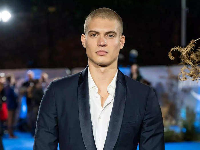 Josha Stradowski is a natural redhead, with orange-brown hair. However, the 26-year-old Dutch actor has recently shaved all his hair off. He wears a wig for his scenes.