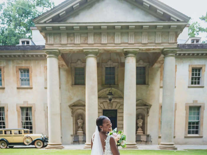 Redding paired the dress with a floor-length veil.