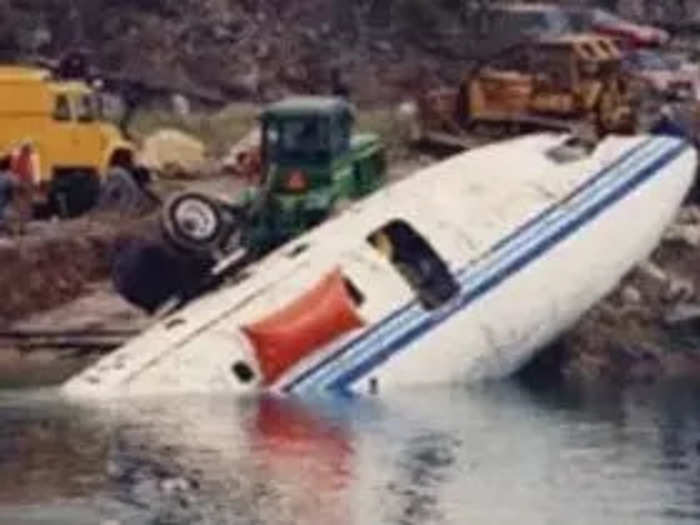 Another impressive sunken Boeing aircraft is a 727 submerged in Mermet Springs in Illinois. The plane is a piece of Hollywood memorabilia from 1997