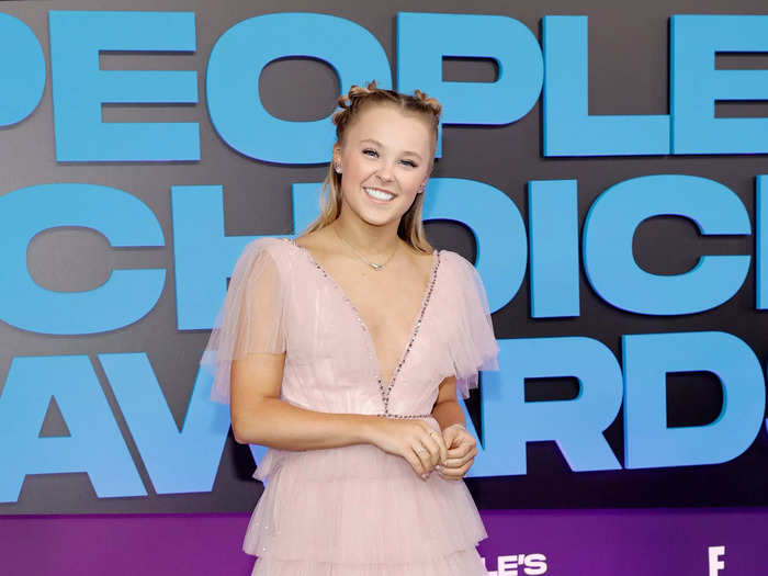 JoJo Siwa looked chic in a tiered Jenny Packham dress with a plunging neckline.