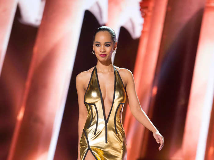 Miss Japan Ariana Miyamoto looked stunning in a sleek gold dress at the 2015 pageant.