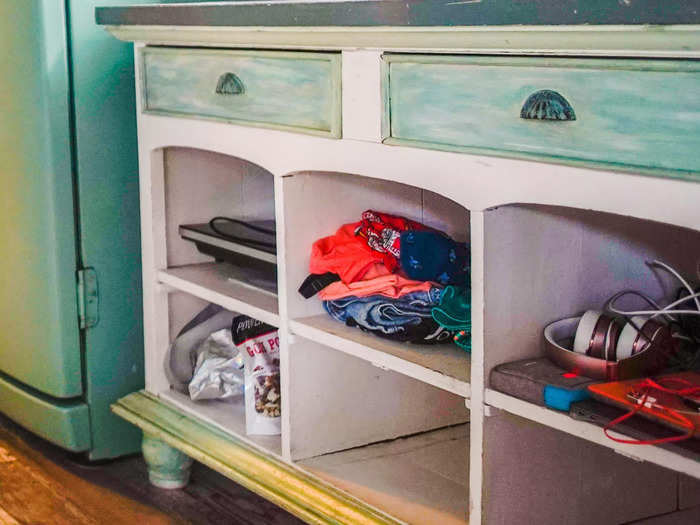 The table also doubled as storage shelving. I stored my belongings here to feel more at home during my stay.