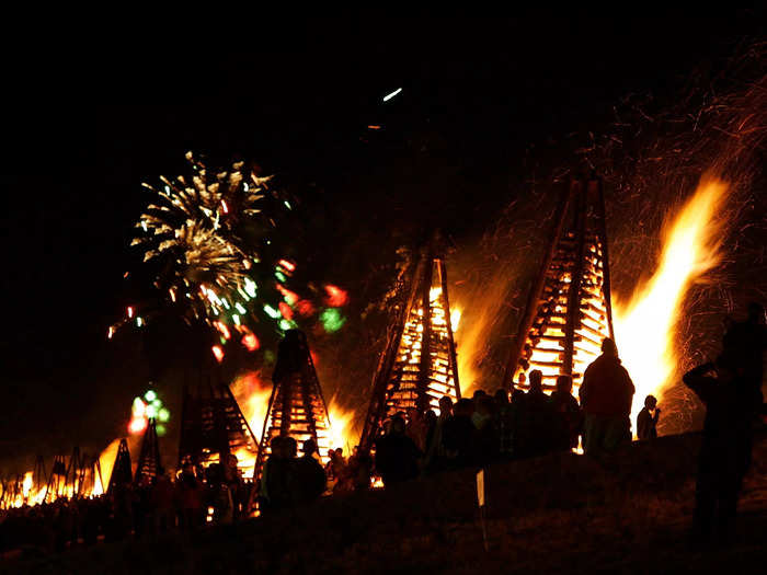 Raging bonfires help Santa find his way to homes in Louisiana.