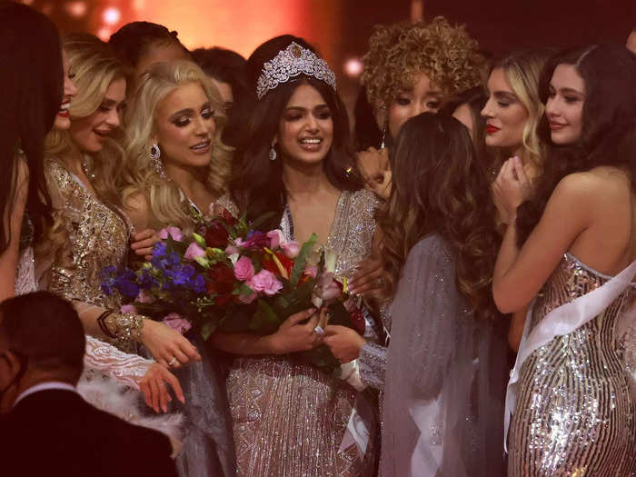 It was then that her fellow contestants surrounded her to congratulate their peer.