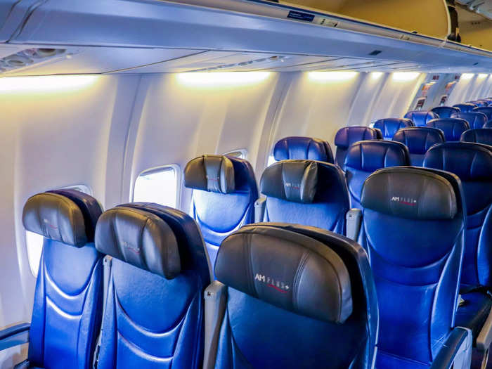 In economy class, the first three rows are reserved for AM Plus with a total of 18 seats offering 34 inches of pitch and 17 inches of width.