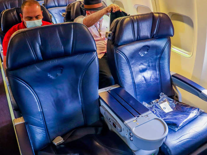 A total of 160 can be found on this aircraft across two cabins, "clase premier" first class and economy class. Clase premier features 16 recliner seats across four rows in a 2-2 configuration.