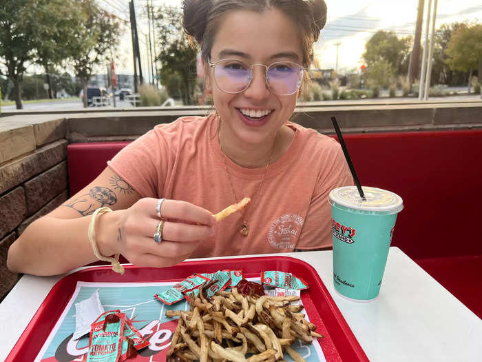 On the other hand, the fries were perfect, in my opinion. They were super crispy on the outside, and inside, the potato was perfectly soft.