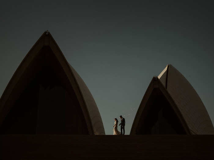 A couple took their wedding photos at a classic Australian landmark: the Sydney Opera House.