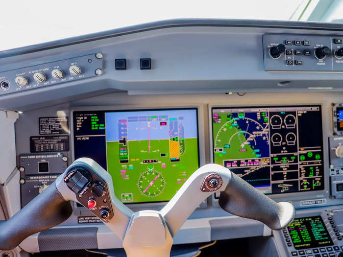 A total of four high-definition screens replace six screens, giving the pilots more flexibility in how to receive information.