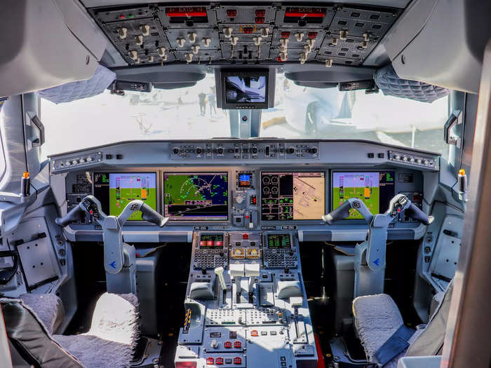 The cockpit is nearly identical to the cockpit of the previous generation Embraer aircraft with notable exceptions in the primary display screens.