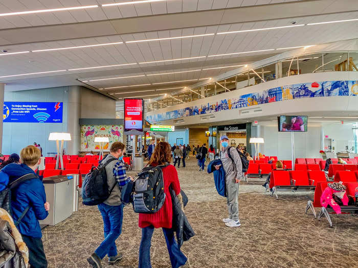 Signage for arriving passengers guides them towards baggage claim rather than to connecting gates and most of the flight information display screens are located towards the center of the concourse as opposed to in the main gate areas.