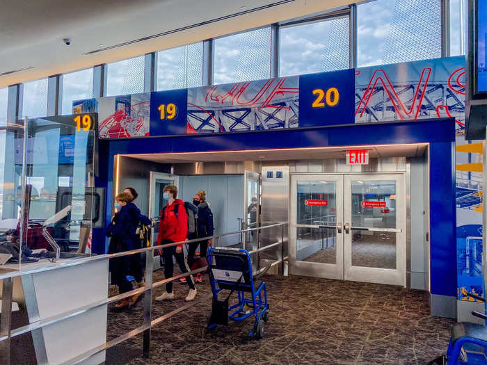 The concourse is very clearly built for arriving and departing passengers rather than connecting passengers as the majority of American