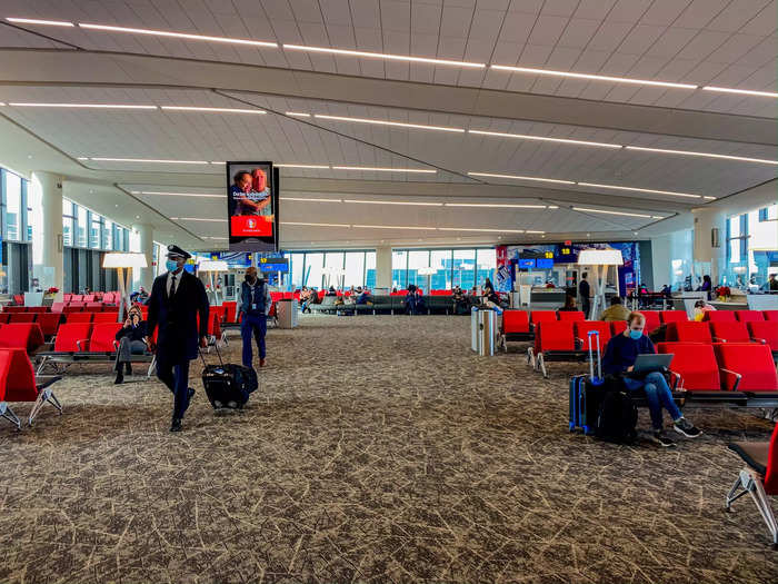 The difference between the old Concourse D and the newly-opened section of the Western Concourse is immediately clear as the developers have gone from one extreme to another. Incredibly low ceilings in the former terminal have been replaced with 55-foot ceilings in the new one.