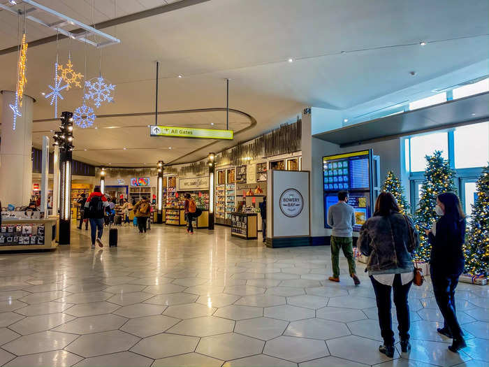 Passengers bound for the Western Concourse will proceed through the arrivals and departures hall, also known as the headhouse, as they normally would. American