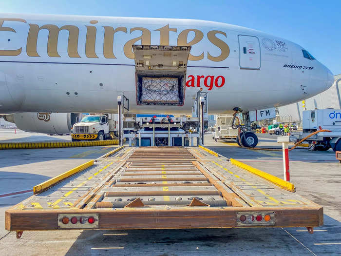 Once the rear section is unloaded, the team of around 10 ground handlers unloads the forward section. Unloading both sections at once presents a weight and balance issue that could cause the aircraft to become either nose or tail-heavy, which can possibly result in damage.