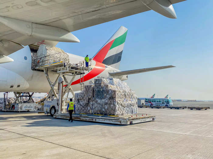 The 777-200F has a rear cargo door through which all upper deck cargo is loaded and unloaded. It takes around 30 seconds for the cargo to be taken off the plane and lowered to ground level, where it