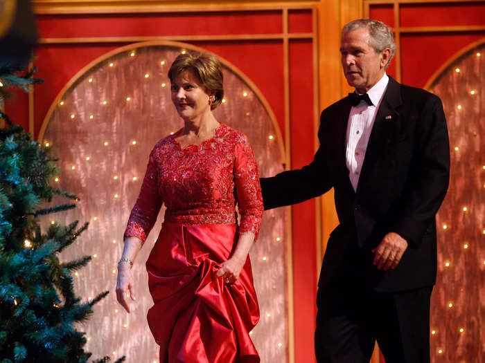 She wore a three-quarter sleeve red gown for the taping of a Christmas special in 2007.