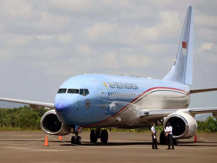 The BBJ2, which is derived from the Boeing 737-800, was launched in 1999. It added 25% more cabin space and 100% more cargo capacity compared to the BBJ1. The first BBJ2 was delivered in March 2001.