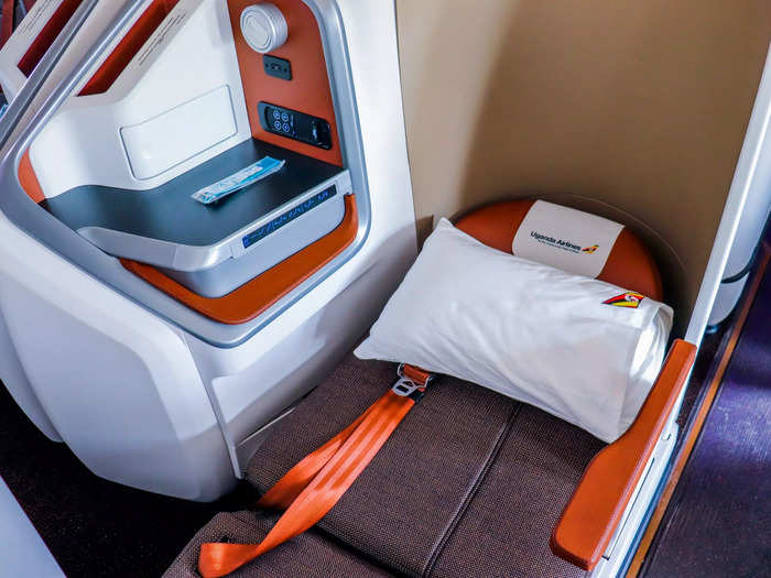 In business class, a total of 20 seats are offered in a 1-2-1 configuration. Each seat offers direct aisle access and fully lie-flat capabilities that are ideal for long-haul flights.