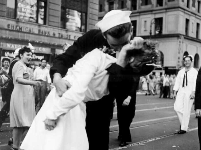 The kiss between a soldier and a nurse celebrating the end of World War II