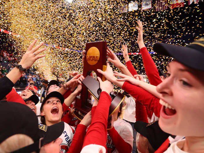 12/18: Wisconsin Badgers players celebrate winning the Division I Women