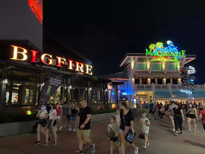 I visited CityWalk again in the evening, and saw that it comes alive at night. But unfortunately it felt crowded.