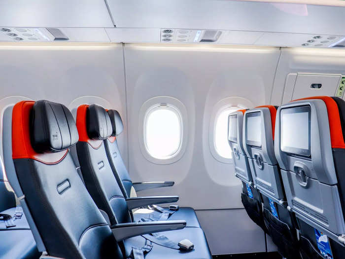 JetBlue offers 101 fewer seats than Wizz Air on the same aircraft and is able to offer a completely different customer experience as a result. All seats fully recline, have adjustable headrests, and feature seat-back entertainment screens.