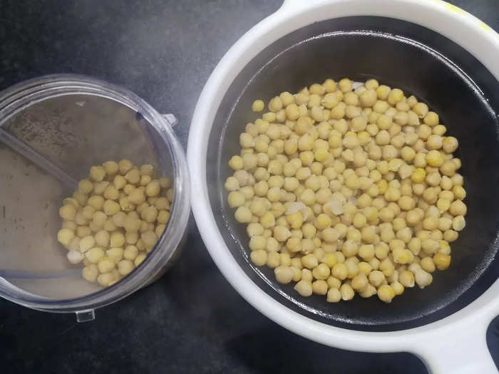 Once the chickpeas have softened in hot water, drain the liquid and take out a quarter of them.