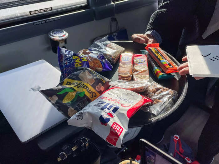 Throughout the bus ride, the attendant checked on the passengers and offered us a selection of complimentary snacks, water, wine, beer, coffee, and soda. And at the end of the bus ride, she collected our trash.