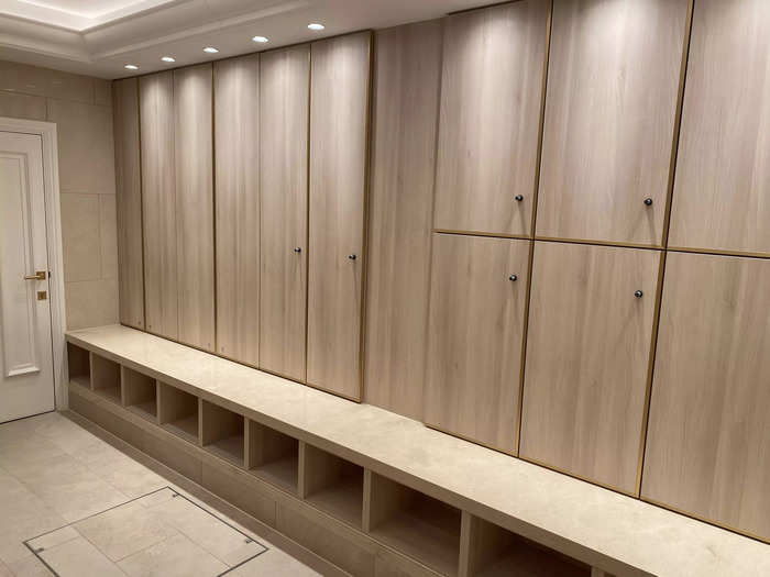 Before and after training, members can get ready in the changing rooms.