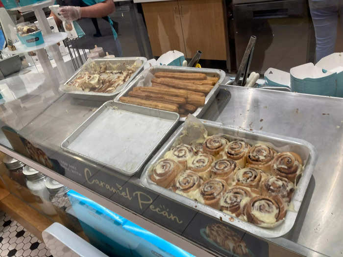 I decided to try one of every menu item: a classic roll, a caramel pecan bun, a churro, and a lemonade drink.