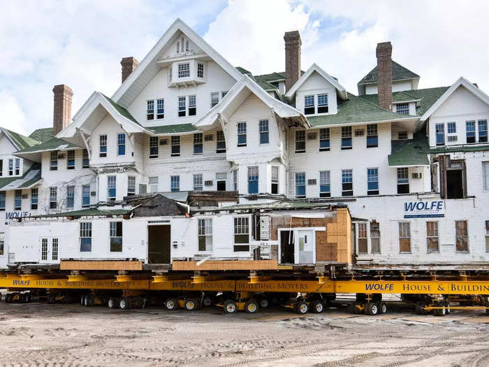 The 35-room Belleview Biltmore Hotel near Tampa, Florida, was "one of the heaviest frame buildings ever moved," weighing in at 1750 tons.