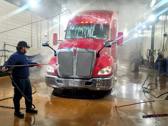 At 5:45 p.m., Carla stops in Tolleson, AZ at Blue Beacon Truck Wash. The cleaning service wraps up around 7:30 p.m. and costs a total of $71.