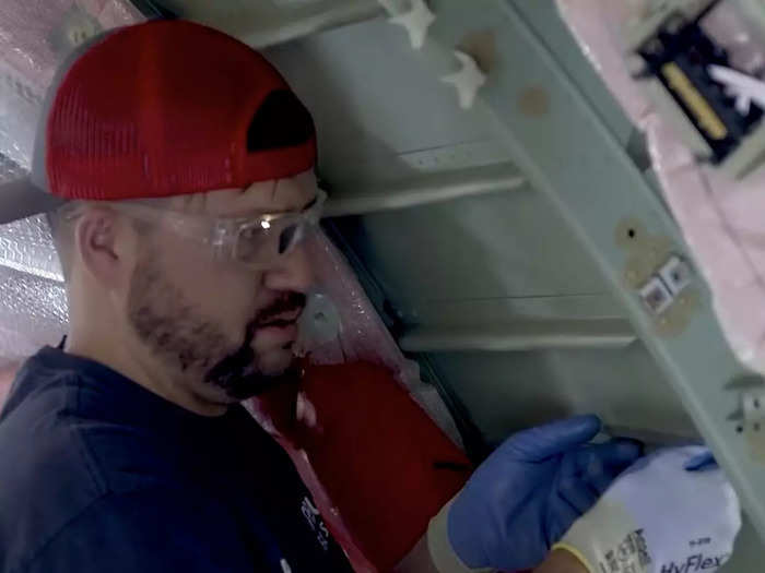 To ensure the two fuselage pieces are precisely connected, the workers use special hand-held rulers to determine the "proper fastening position."