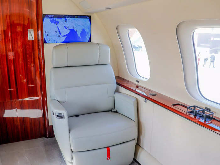 A Bombardier innovation, the nuage seat features a unique tilt system that offers a deep recline, floating base, and tilting headrest, making them ideal for the long-haul flights of which the Global 7500 is capable.