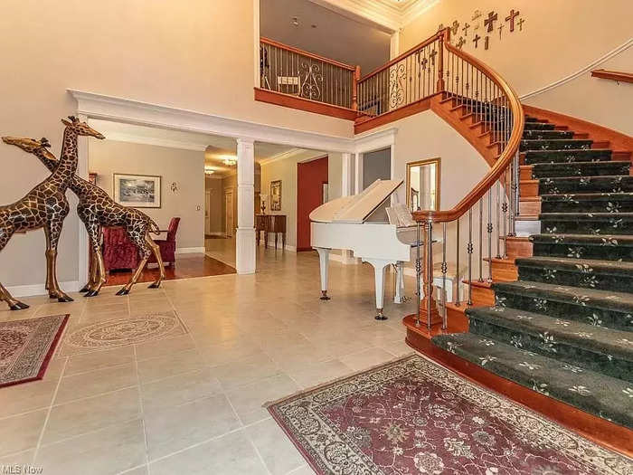 The entrance to the mansion has a spectacular foyer, with a 19-foot ceiling.