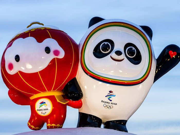 "This issue reflects the popularity of the Beijing Winter Olympics, and also demonstrates the achievement of engaging 300 million Chinese in winter sports," Zhao added in the press conference.