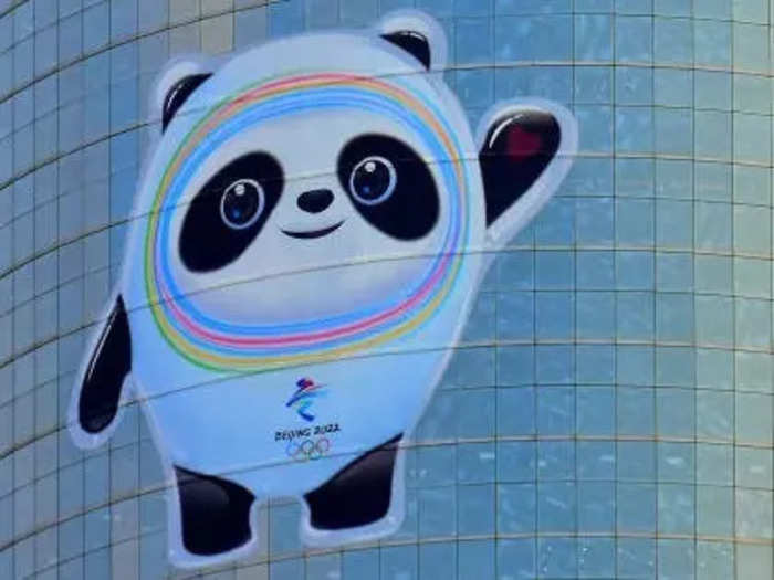 The rainbow halo around its face represents "the latest advanced technologies of the ice and snow sport tracks at the Games" and the heart on its left palm "symbolizes China