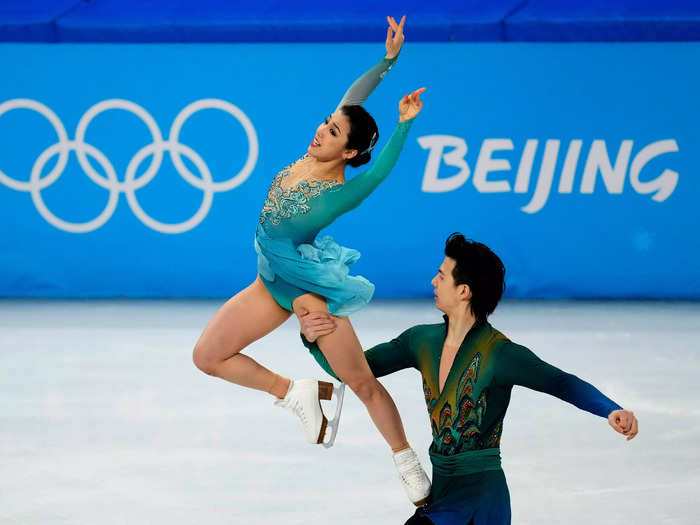 7. Shiyue Wang and Xinyu Liu of China were dressed in ombre costumes in various shades of blue and green.