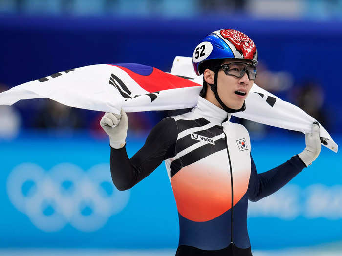 2. The South Korean speed skating team donned a costume with colors and symbolism reminiscent of the Taegukgi, the Korean flag.