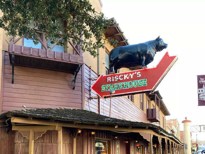 In addition to cattle drives, Fort Worth is home to honky-tonk eateries, Western-style saloons, and the world